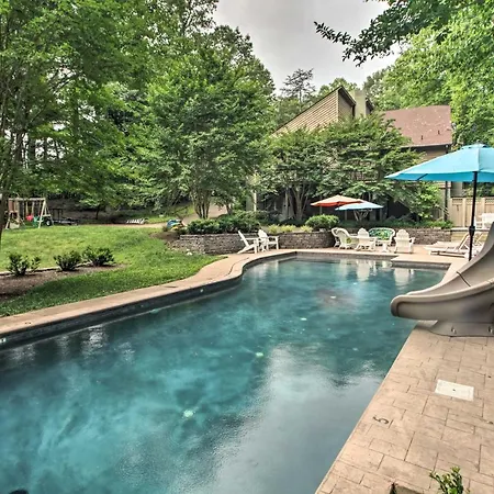 The White Elephant Inn Getaway With Pool And Hot Tub!